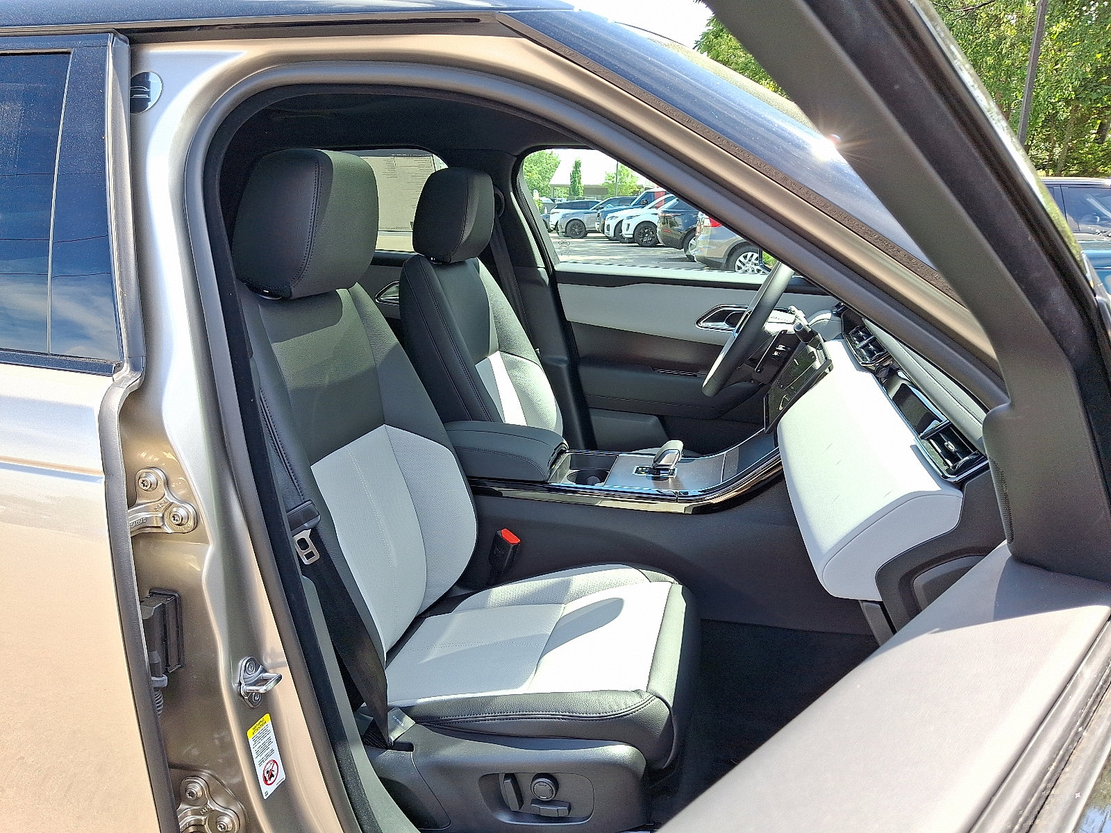 New 2026 Land Rover Range Rover Velar Dynamic SE image 3