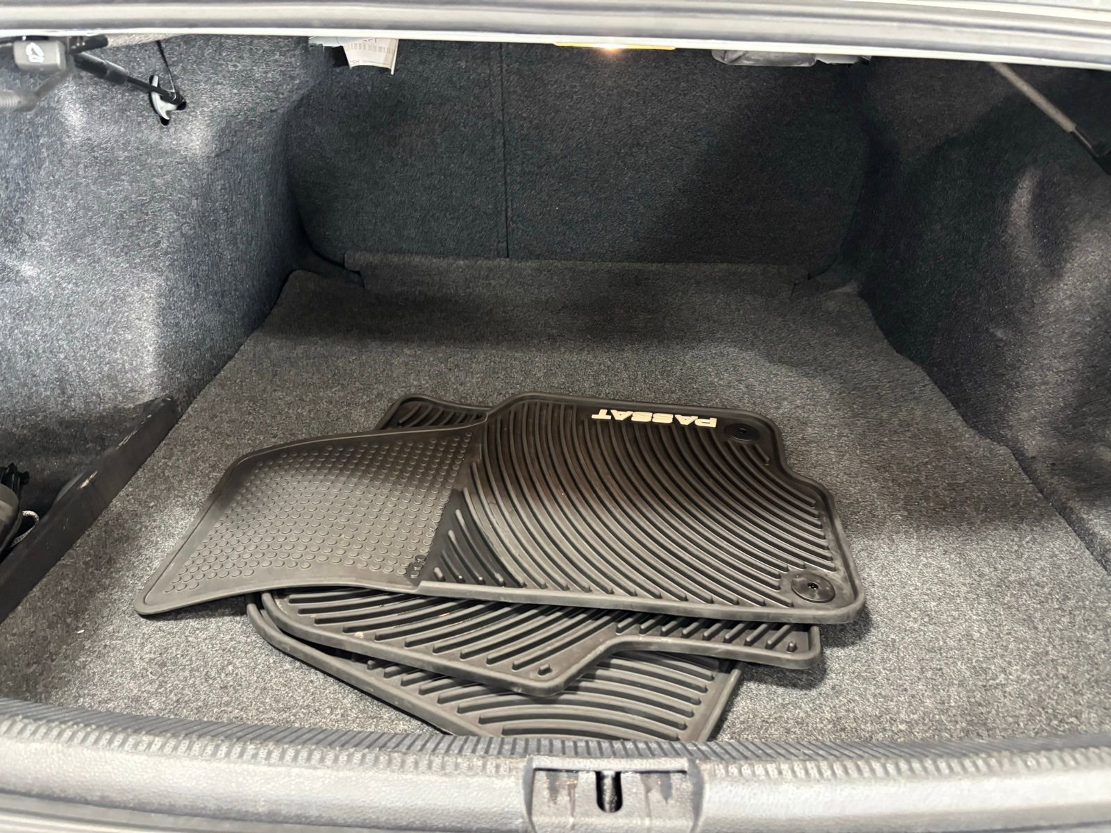 Used 2018 Volkswagen Passat 2.0T R-Line w/ R-Line Lighting Package image 25