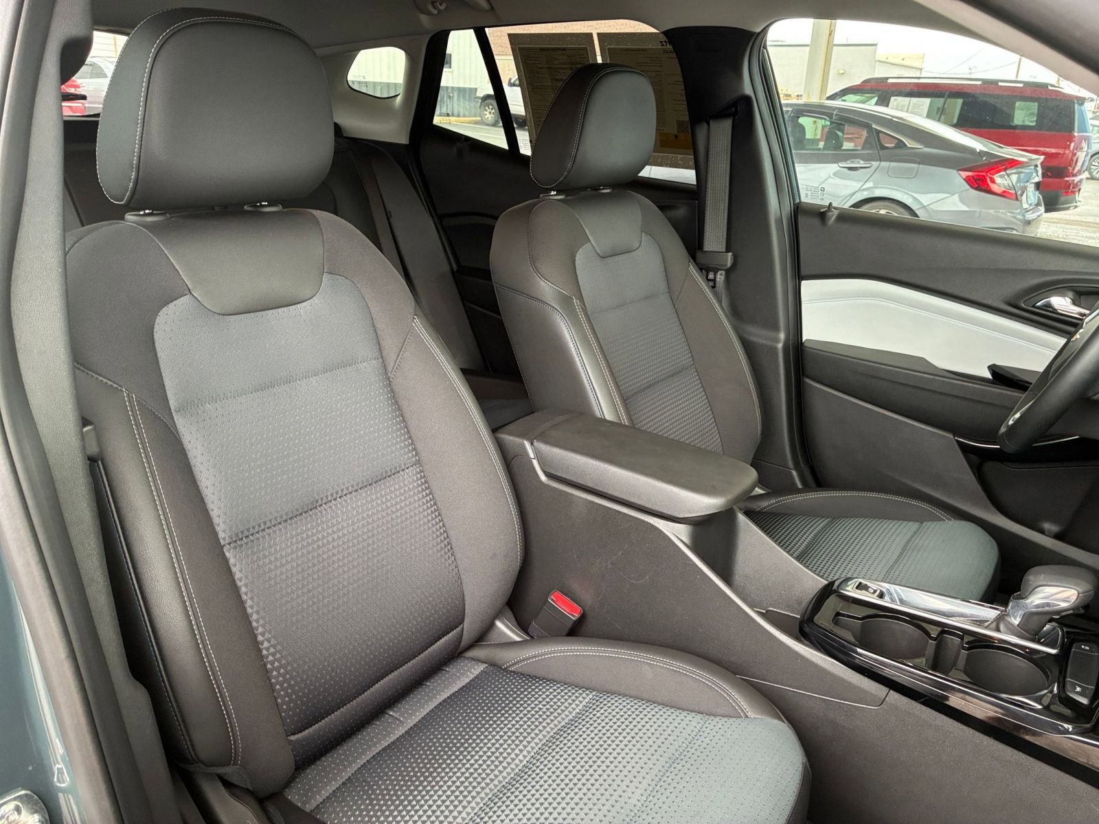 Used 2025 Chevrolet Trax LT w/ LT Convenience Package FWD image 35