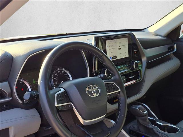 Used 2025 Toyota Highlander XLE FWD image 8