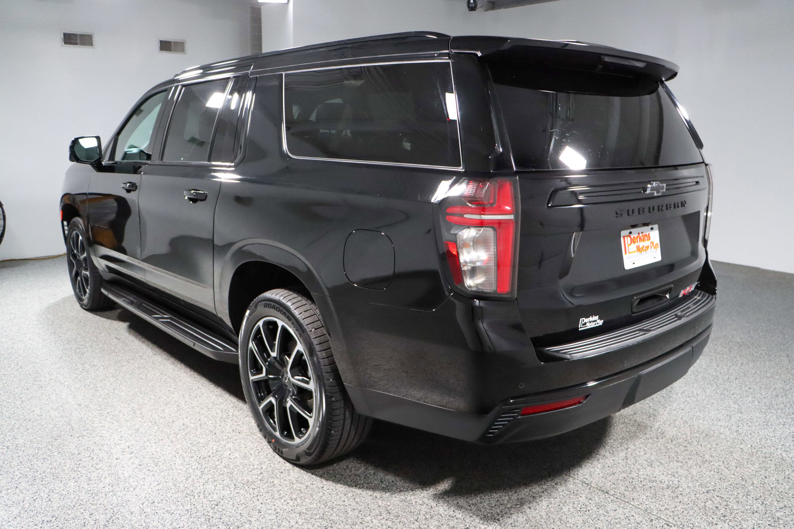 Used 2024 Chevrolet Suburban RST w/ Luxury Package AWD/4WD image 9