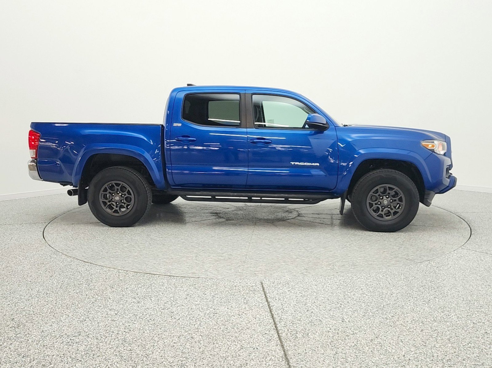Used 2017 Toyota Tacoma SR5 w/ Tow Package RWD image 4