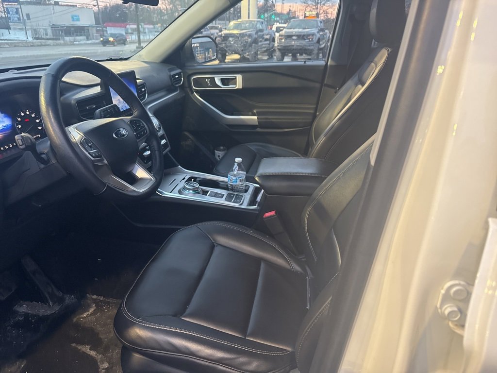 Used 2022 Ford Explorer XLT w/ Equipment Group 202A image 9