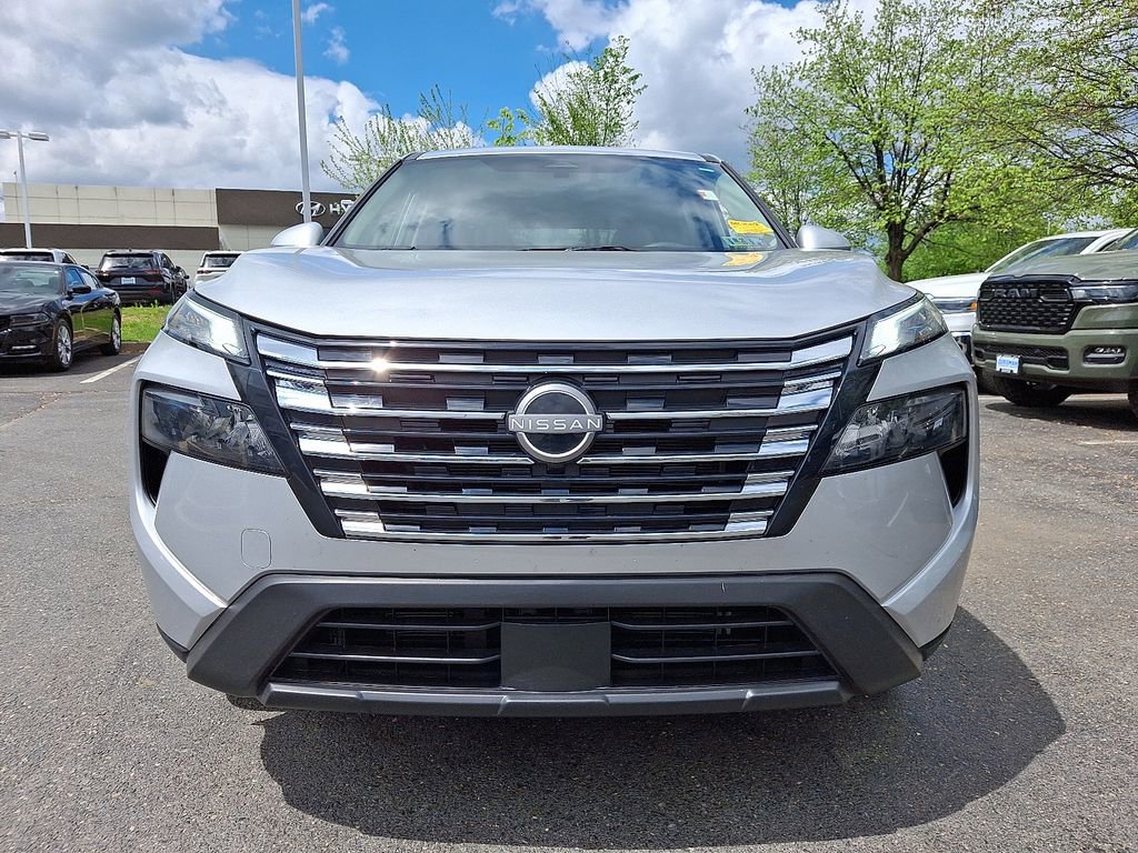 Used 2025 Nissan Rogue SV image 2