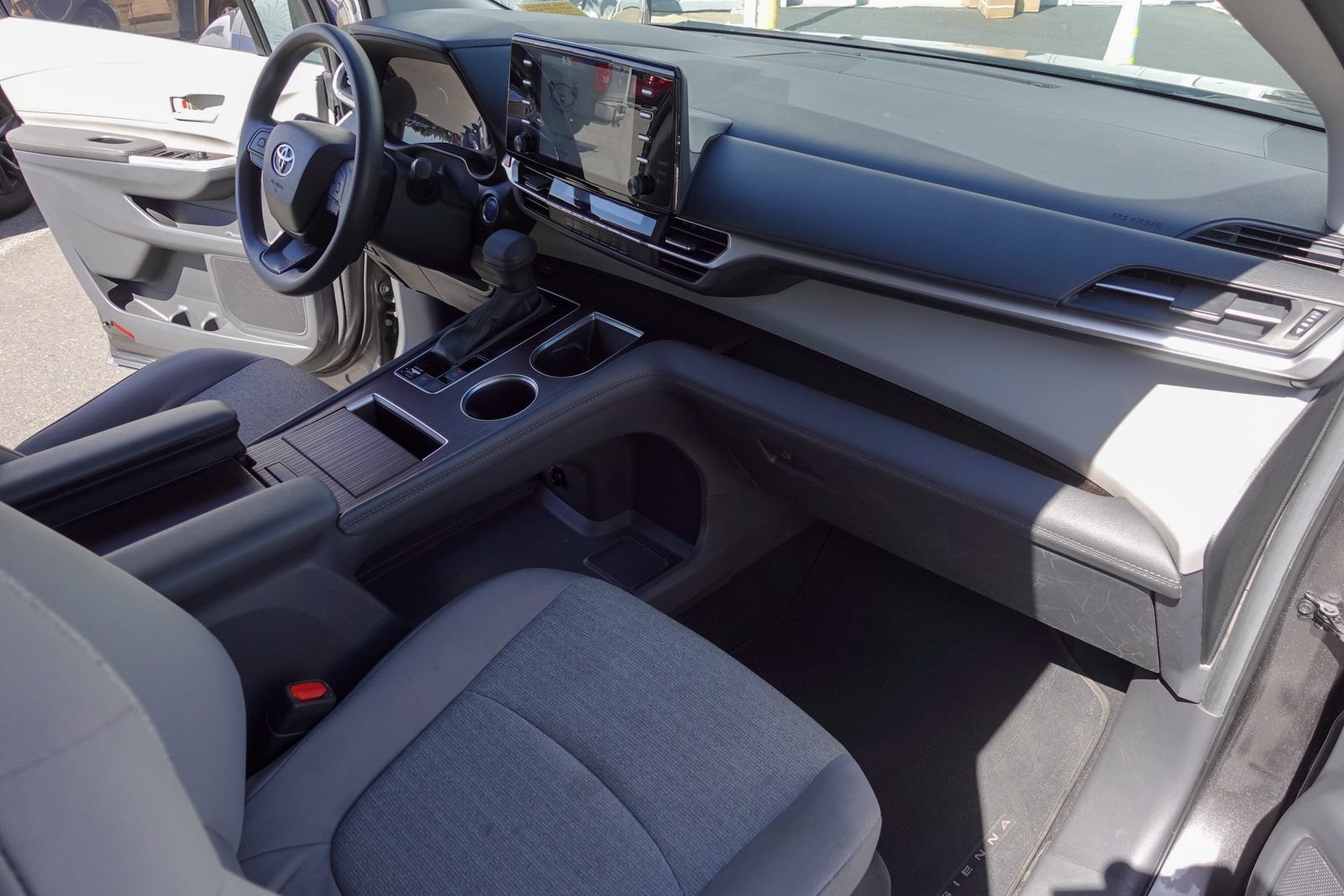 Used 2024 Toyota Sienna LE AWD/4WD image 11