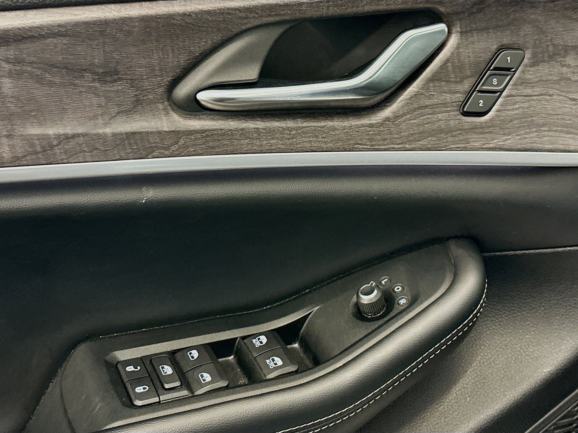 Used 2024 Jeep Grand Cherokee L Limited w/ Luxury Tech Group II image 15