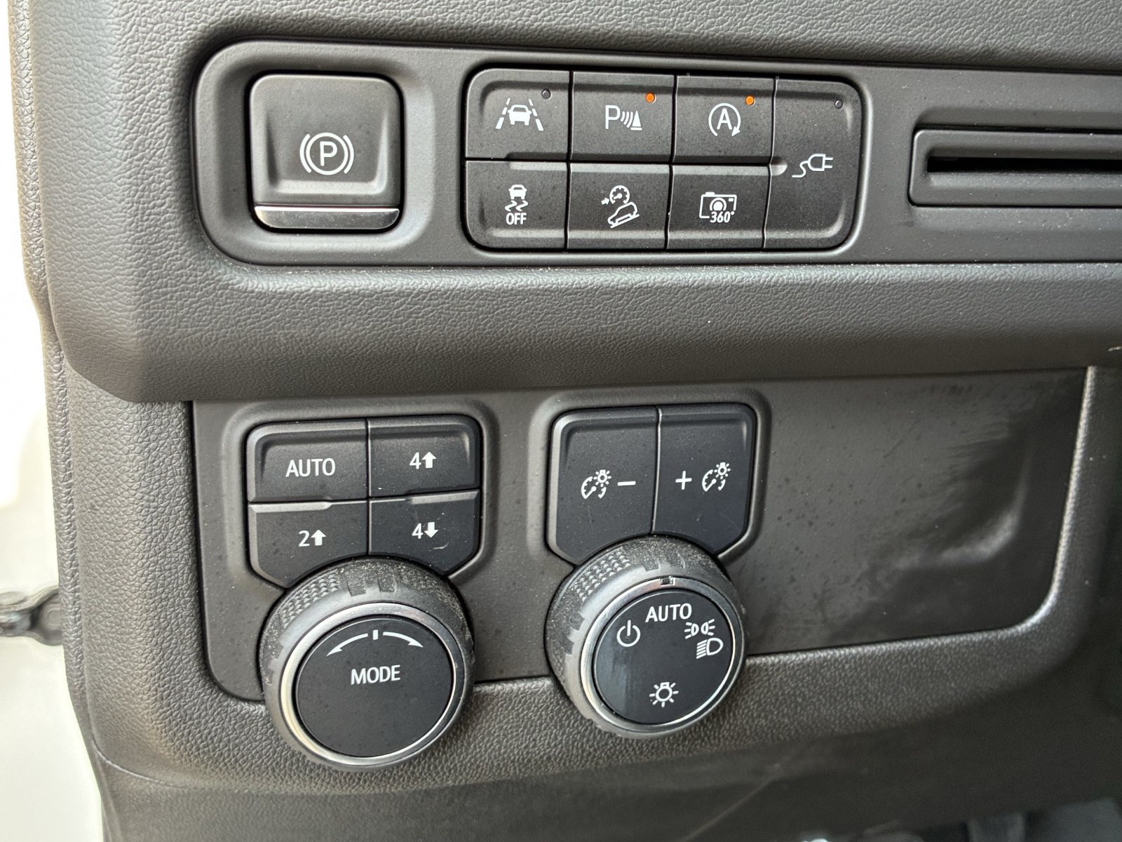 Used 2022 Chevrolet Tahoe Z71 w/ Luxury Package AWD/4WD image 8