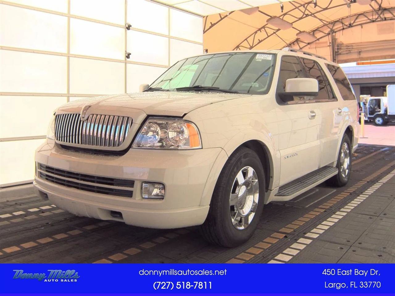 Used 2005 Lincoln Navigator Luxury image 1