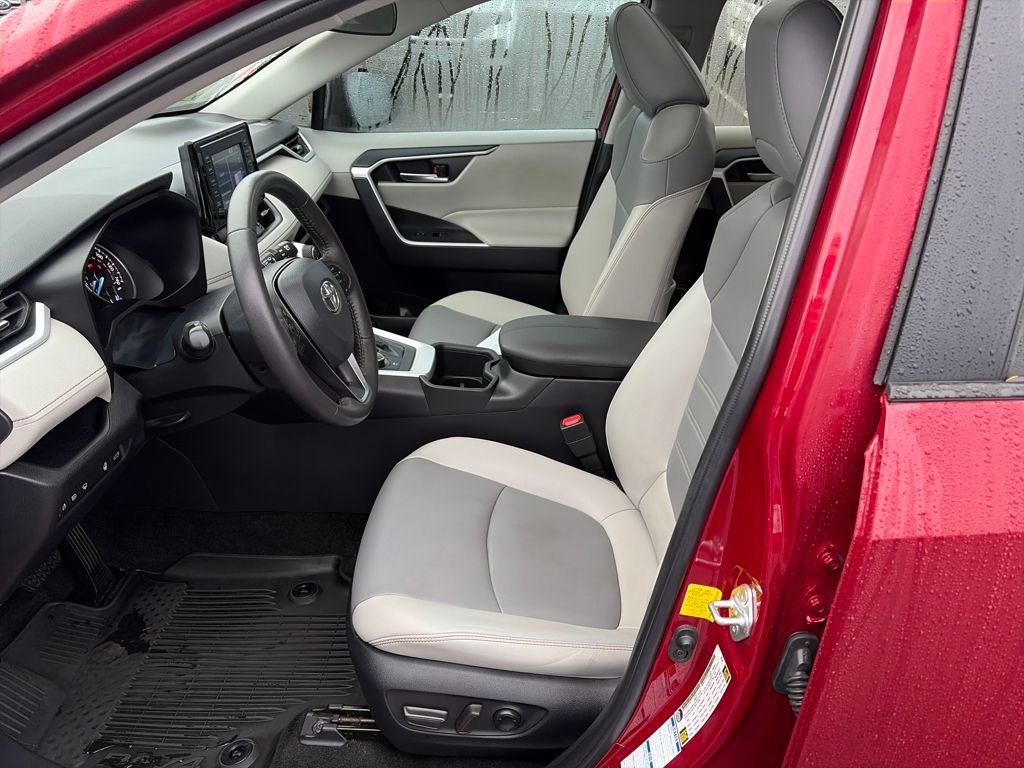 Used 2022 Toyota RAV4 XLE Premium image 5