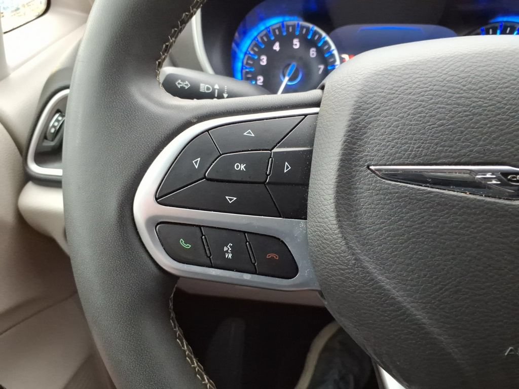 Used 2024 Chrysler Pacifica Touring-L FWD image 18