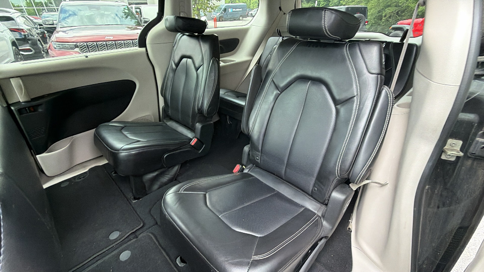Used 2024 Chrysler Pacifica Touring-L FWD image 22