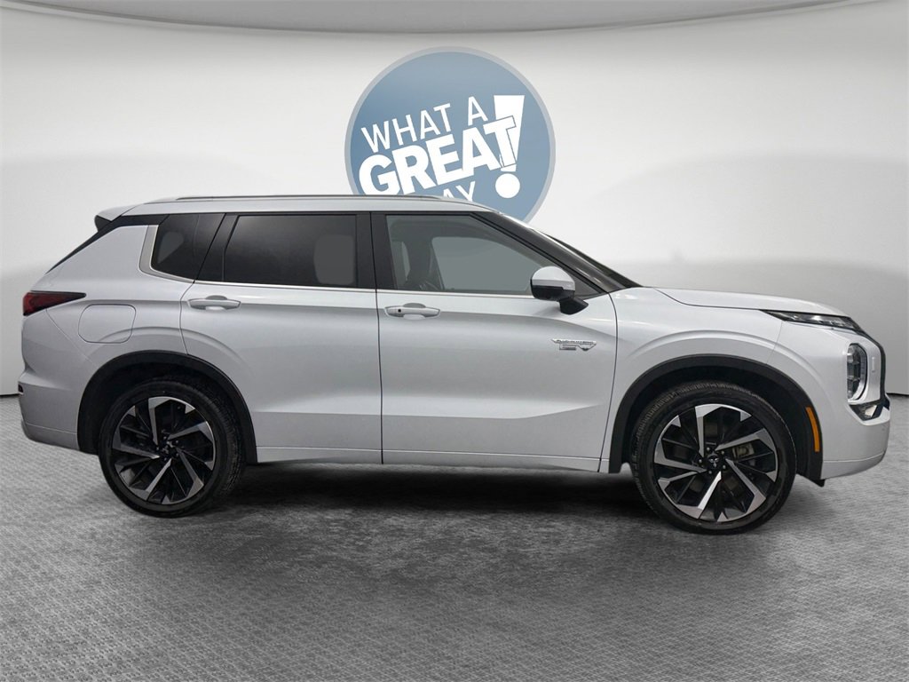 Used 2024 Mitsubishi Outlander 4WD Plug-In Hybrid image 2