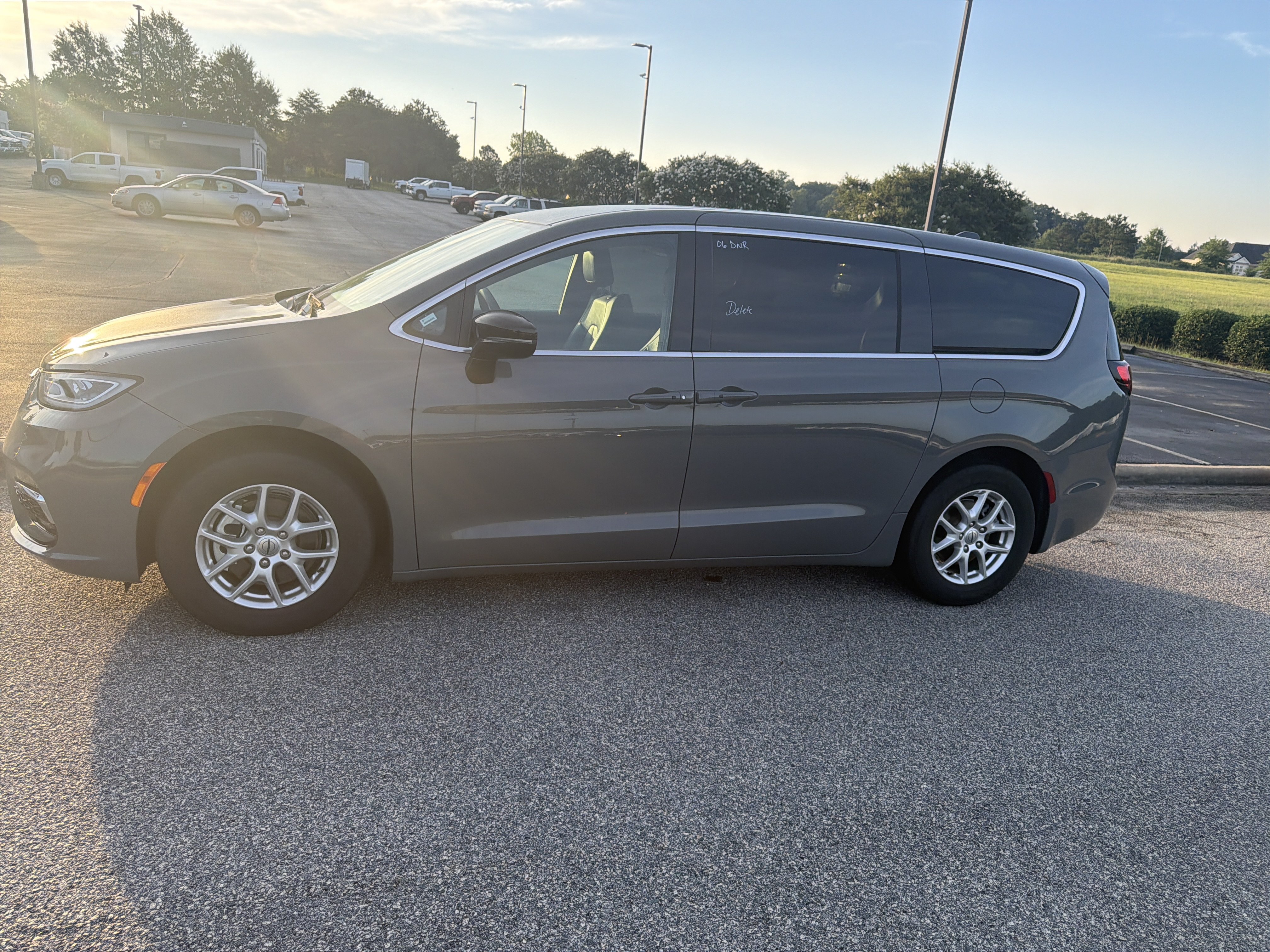 Used 2025 Chrysler Pacifica Select FWD image 6
