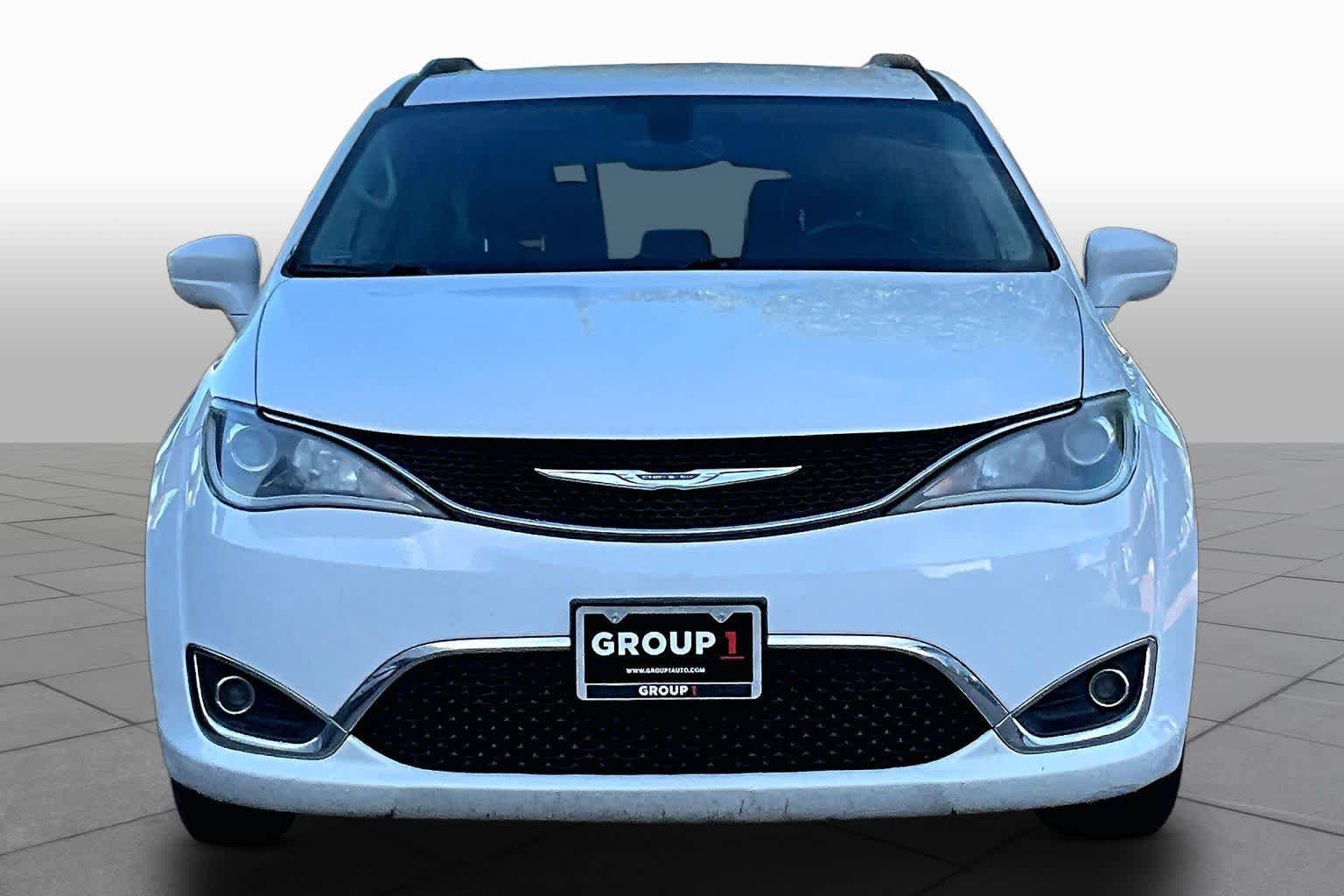 Used 2017 Chrysler Pacifica Touring-L FWD image 4
