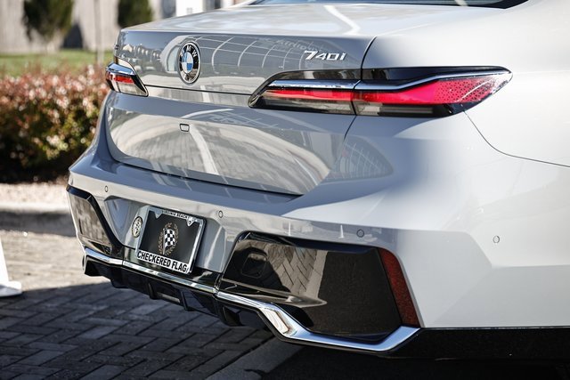 Used 2025 BMW 740i xDrive image 9