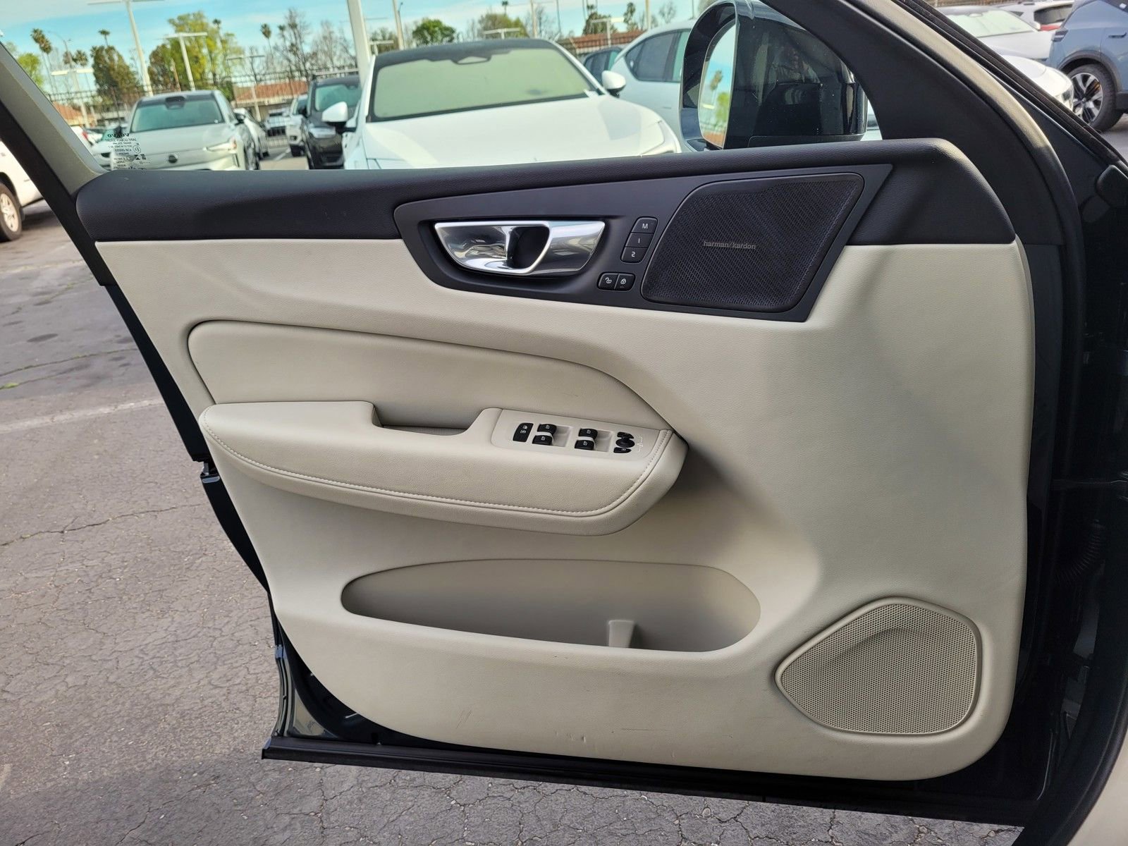 Certified 2023 Volvo XC60 B6 Ultimate w/ Climate Package image 15