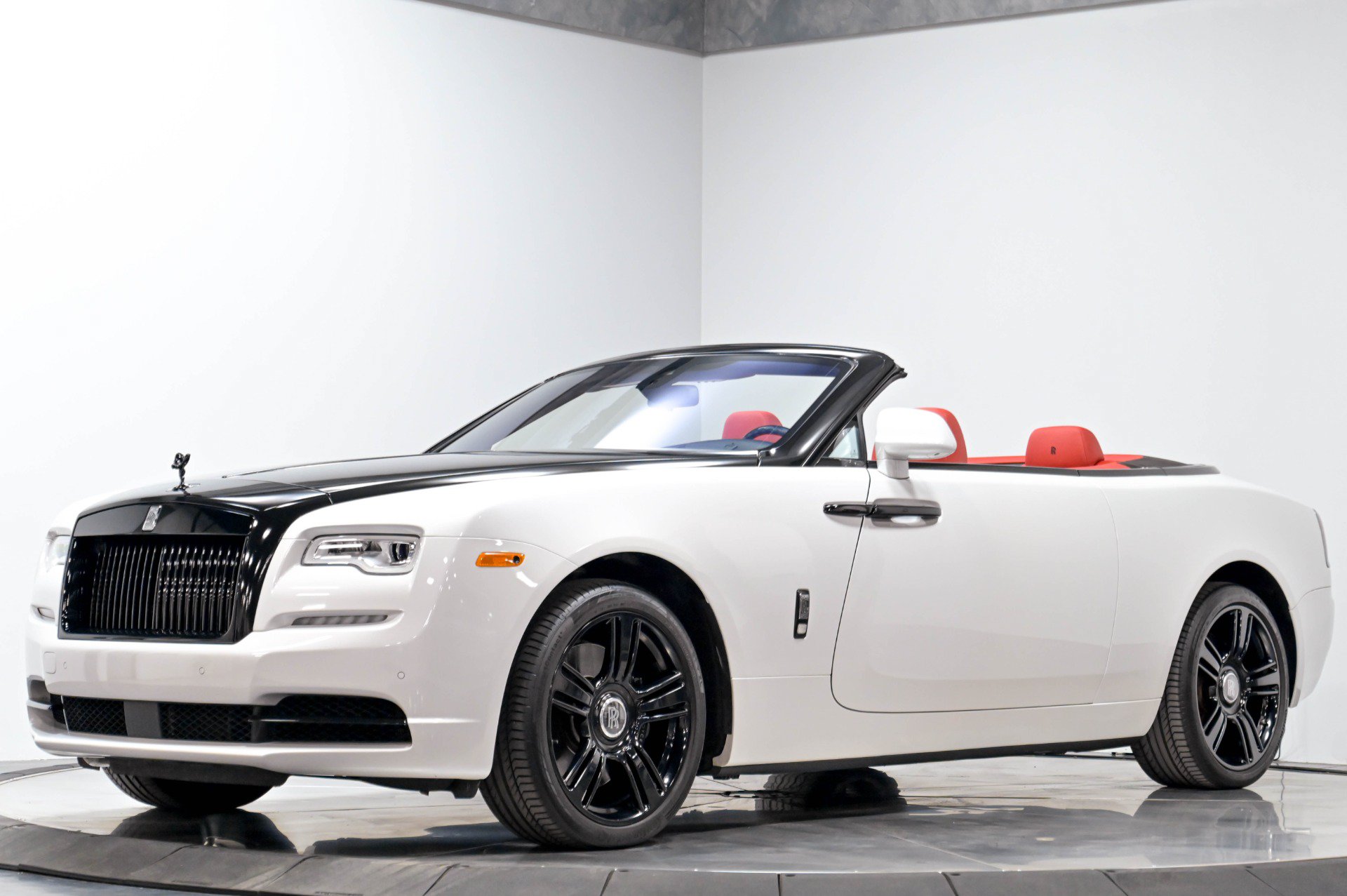 Used 2017 Rolls-Royce Dawn RWD image 3