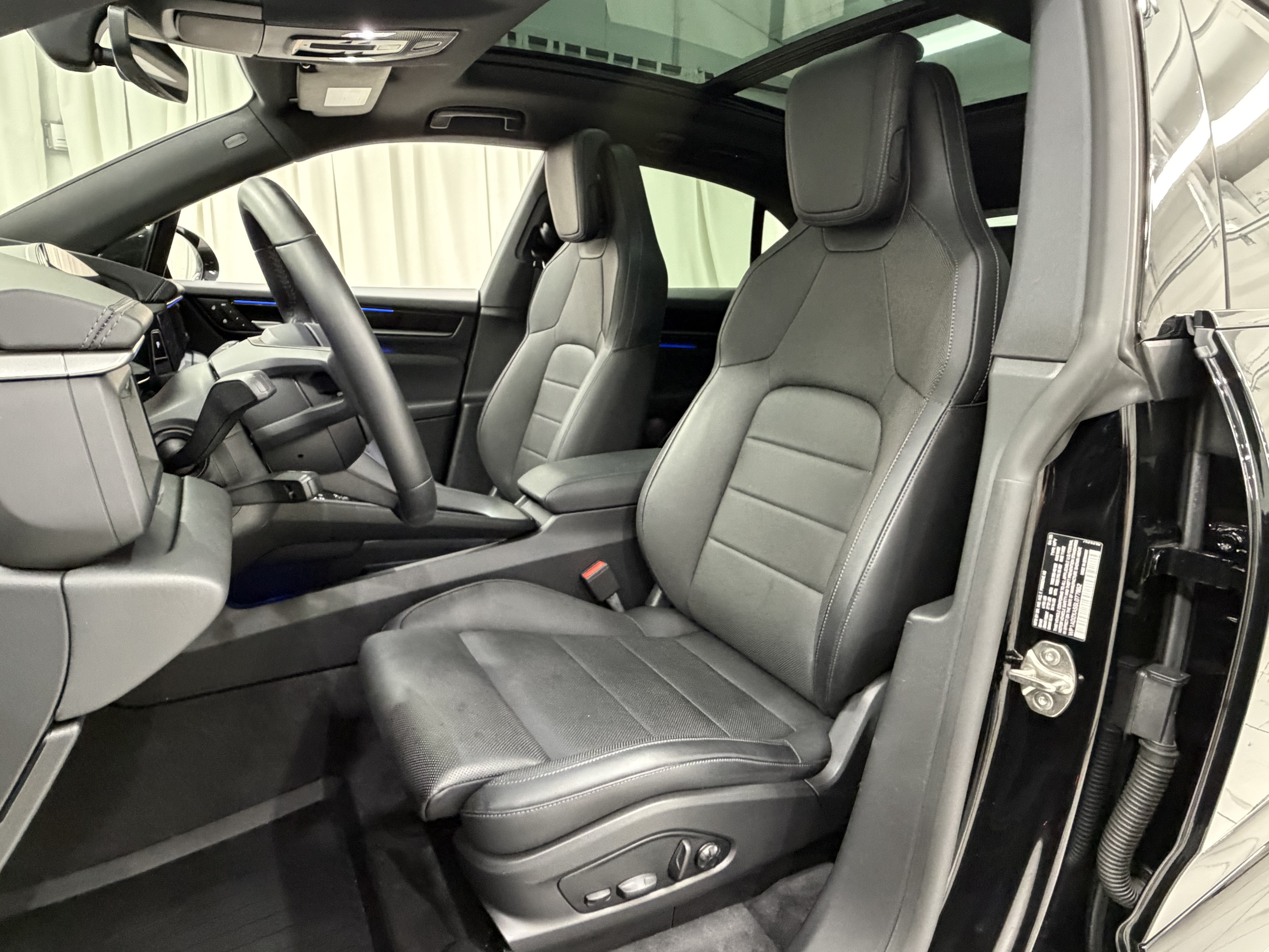Certified 2025 Porsche Macan Electric RWD image 32