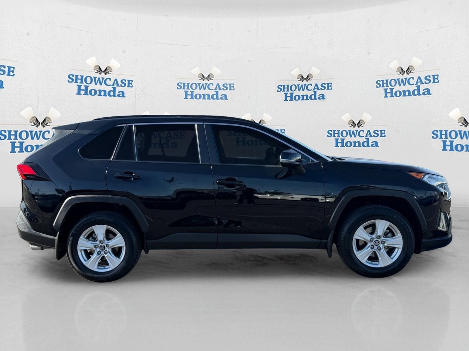 Used 2019 Toyota RAV4 XLE w/ Carpet Mat Package FWD image 9