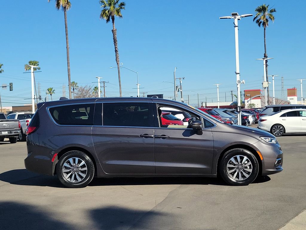 Used 2022 Chrysler Pacifica Touring-L w/ Uconnect Theater Family Group image 38