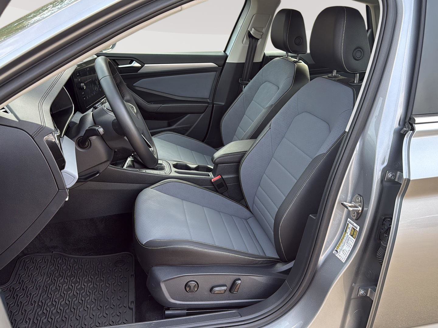 Certified 2025 Volkswagen Jetta SE image 11