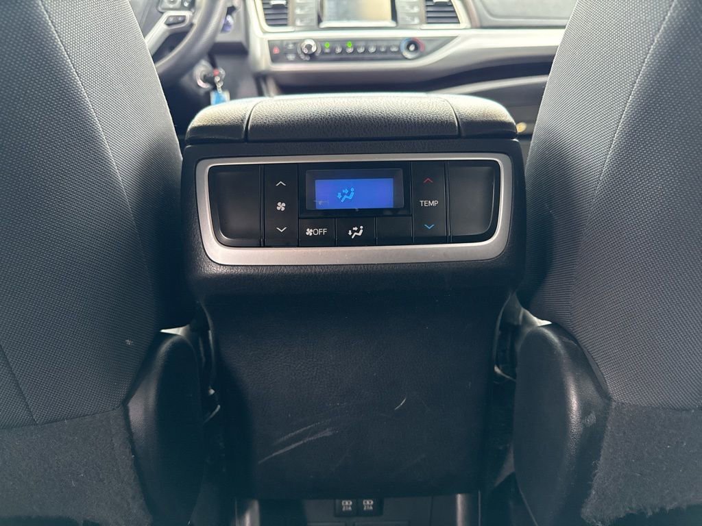 Used 2018 Toyota Highlander LE image 18