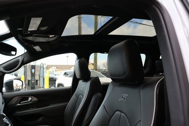 Used 2024 Chrysler Pacifica Limited w/ S Appearance Package image 27