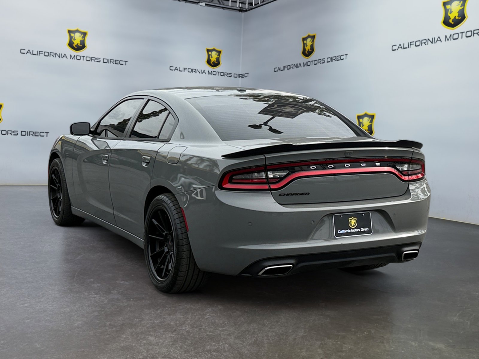 Used 2019 Dodge Charger SXT w/ Plus Group RWD image 3