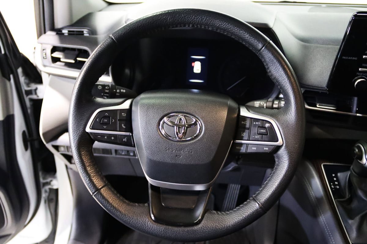Used 2023 Toyota Sienna XLE FWD image 35