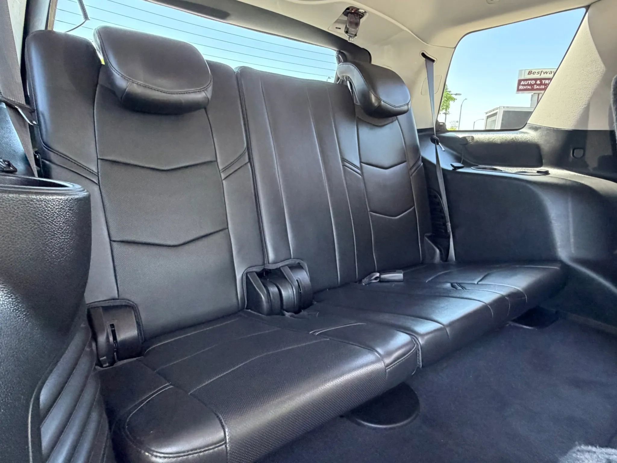 Used 2015 Cadillac Escalade Luxury AWD/4WD image 24