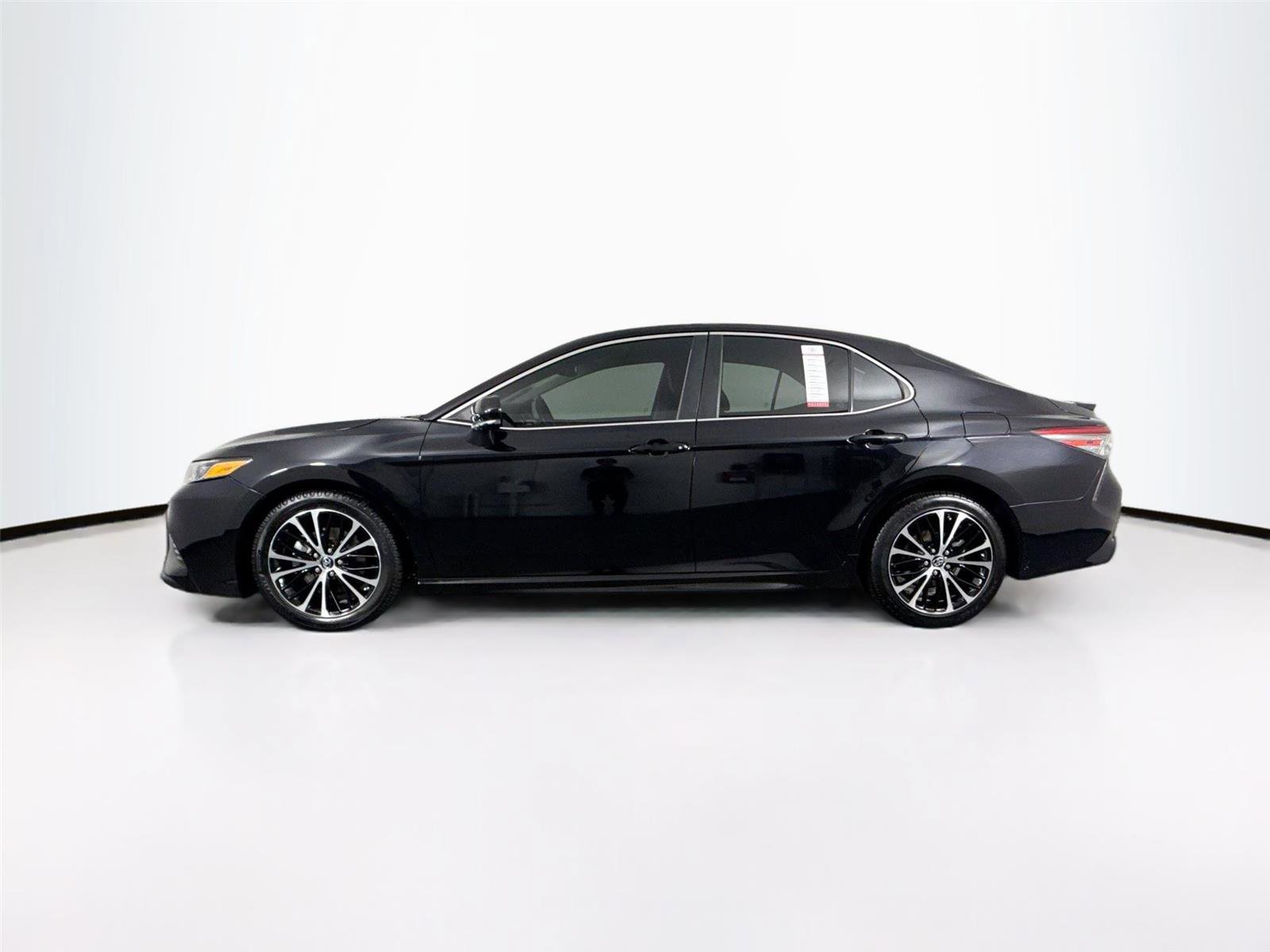 Used 2018 Toyota Camry SE w/ Convenience Package FWD image 13