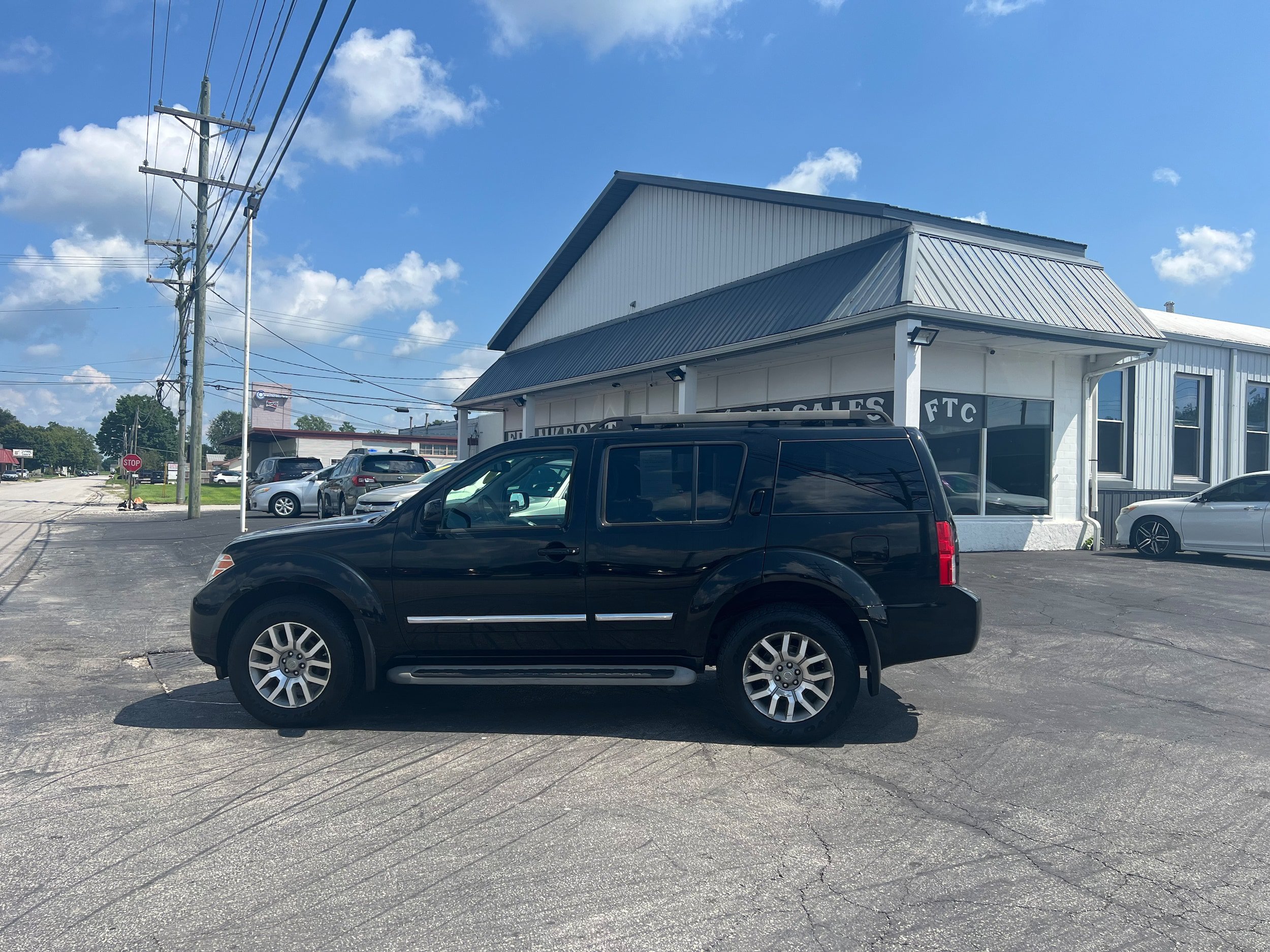 Used 2011 Nissan Pathfinder LE w/ Navigation Pkg AWD/4WD image 4