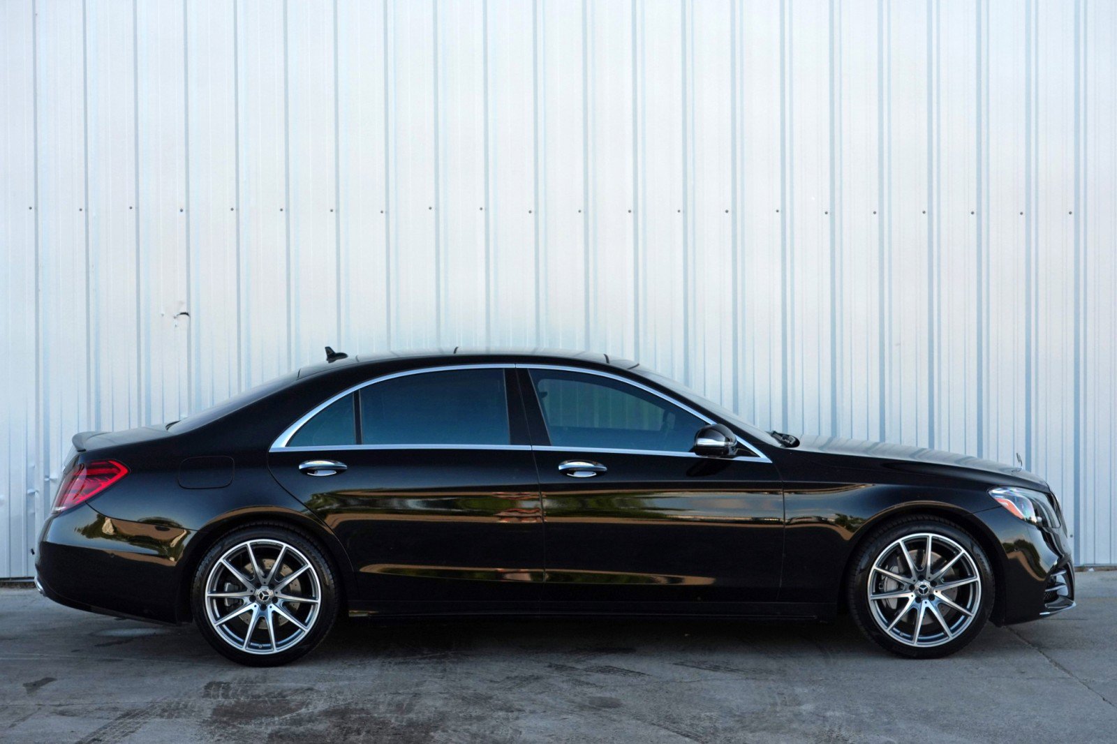 Used 2018 Mercedes-Benz S 560 Sedan w/ AMG Line Exterior image 54