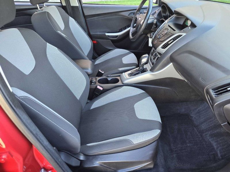 Used 2012 Ford Focus SE w/ SE Sport Pkg image 5