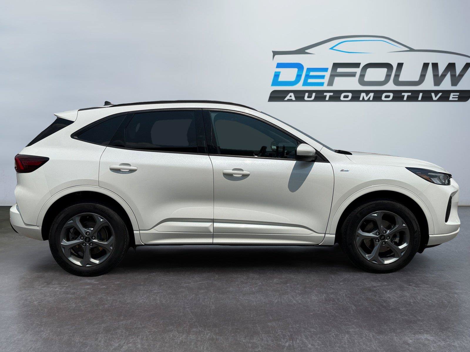 Used 2023 Ford Escape ST-Line Select w/ Tech Pack #1 AWD/4WD image 2