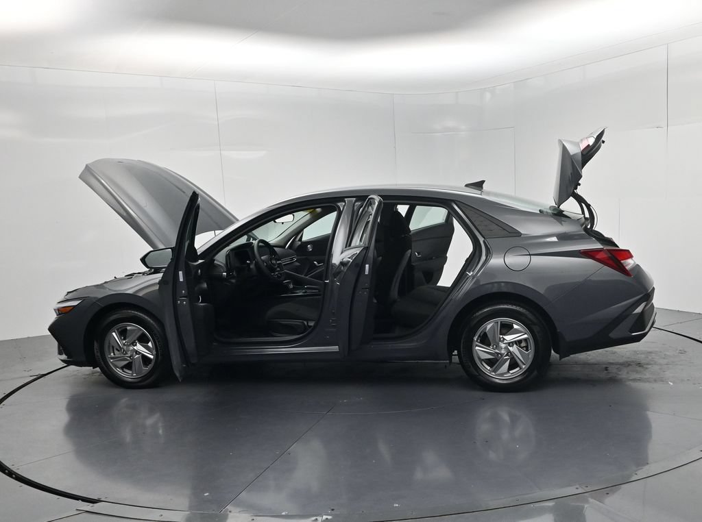 Used 2025 Hyundai Elantra SE FWD image 57