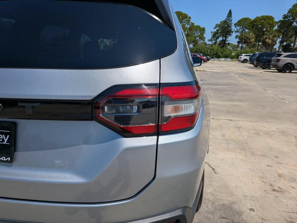 Used 2025 Honda Pilot EX-L image 11
