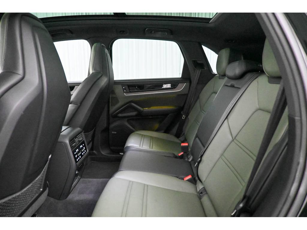Used 2024 Porsche Cayenne S AWD/4WD image 23