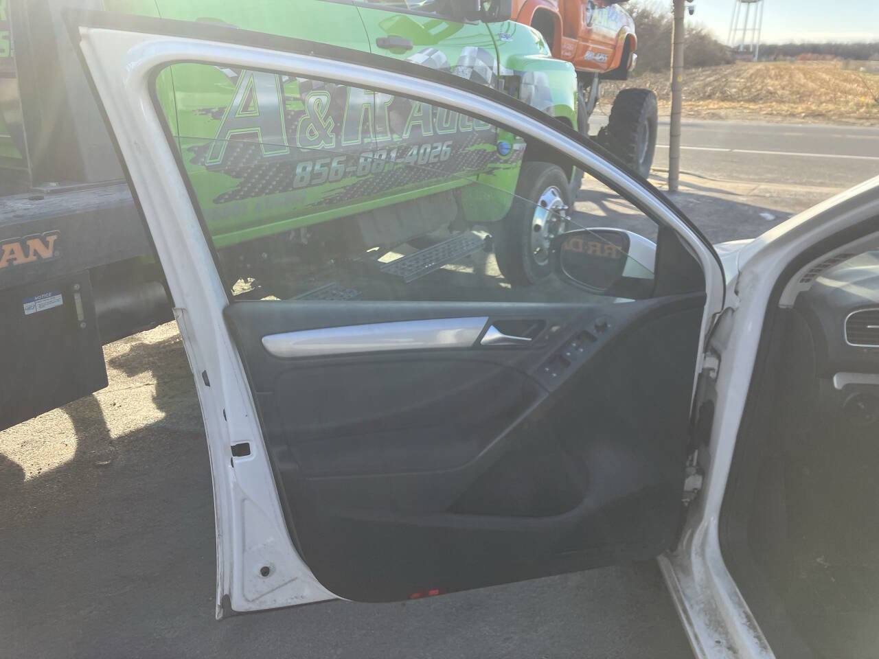 Used 2010 Volkswagen Golf 4-Door image 16