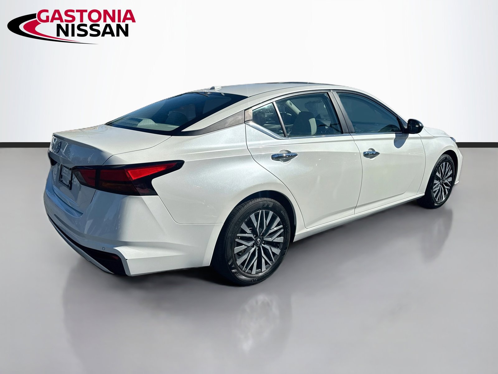 Used 2025 Nissan Altima 2.5 SV FWD image 9
