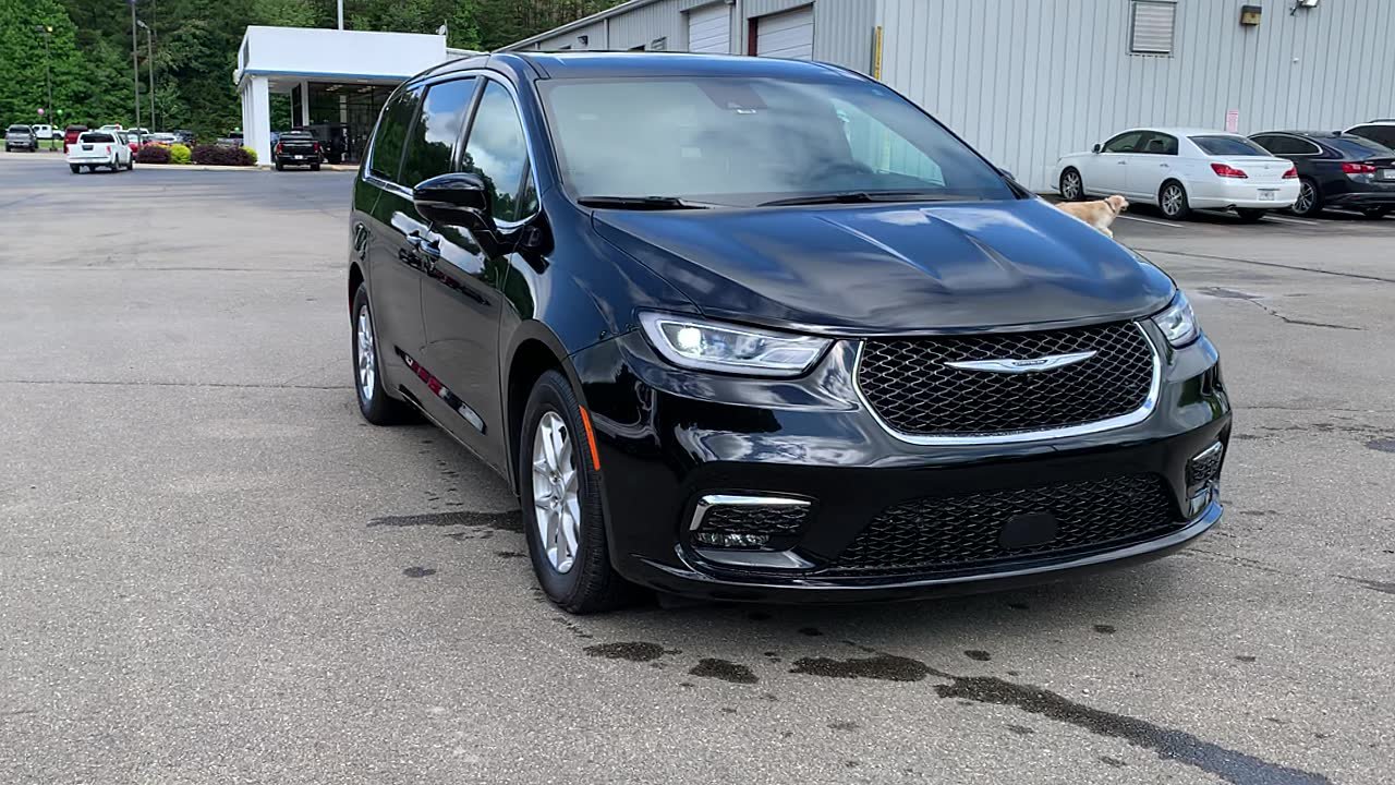 Used 2025 Chrysler Pacifica Select FWD image 6
