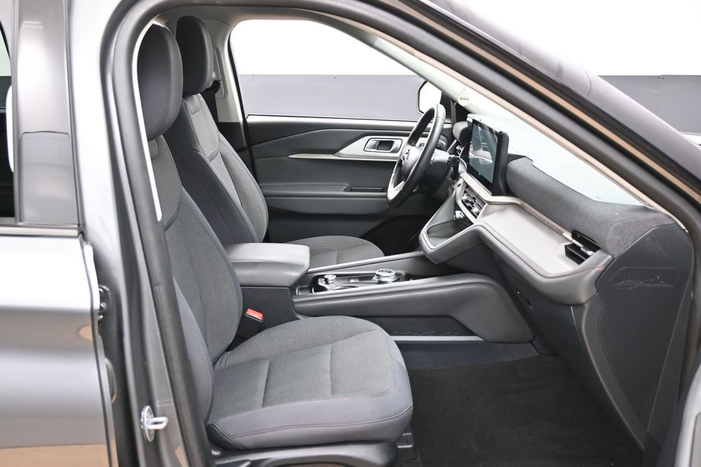 Used 2025 Ford Explorer Active RWD image 41