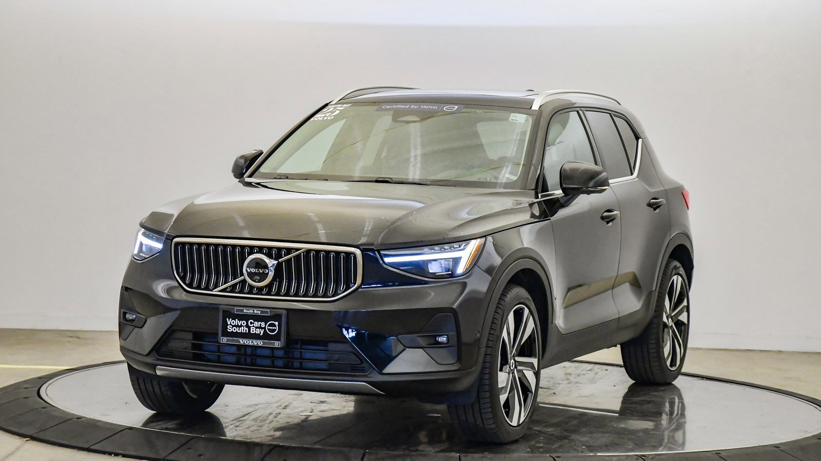 Certified 2025 Volvo XC40 B5 Ultra w/ Climate Package image 1