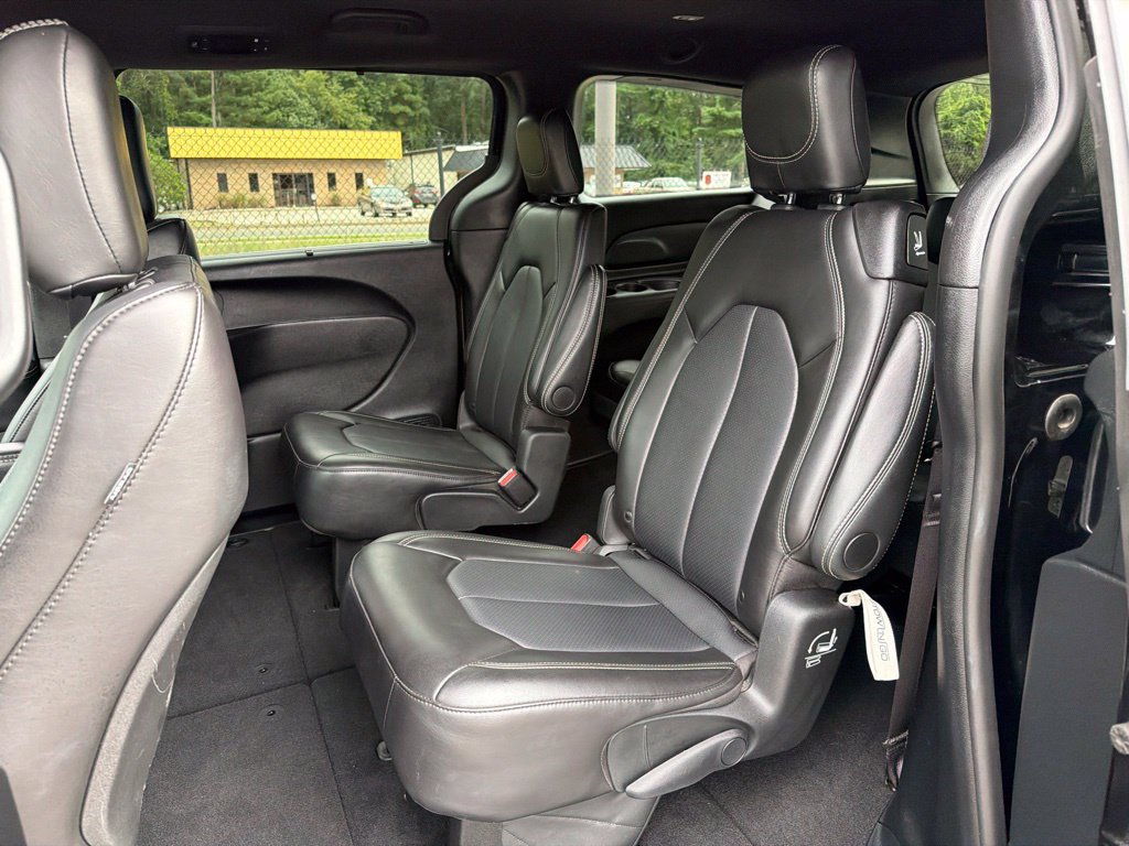 Used 2025 Chrysler Pacifica Select FWD image 18