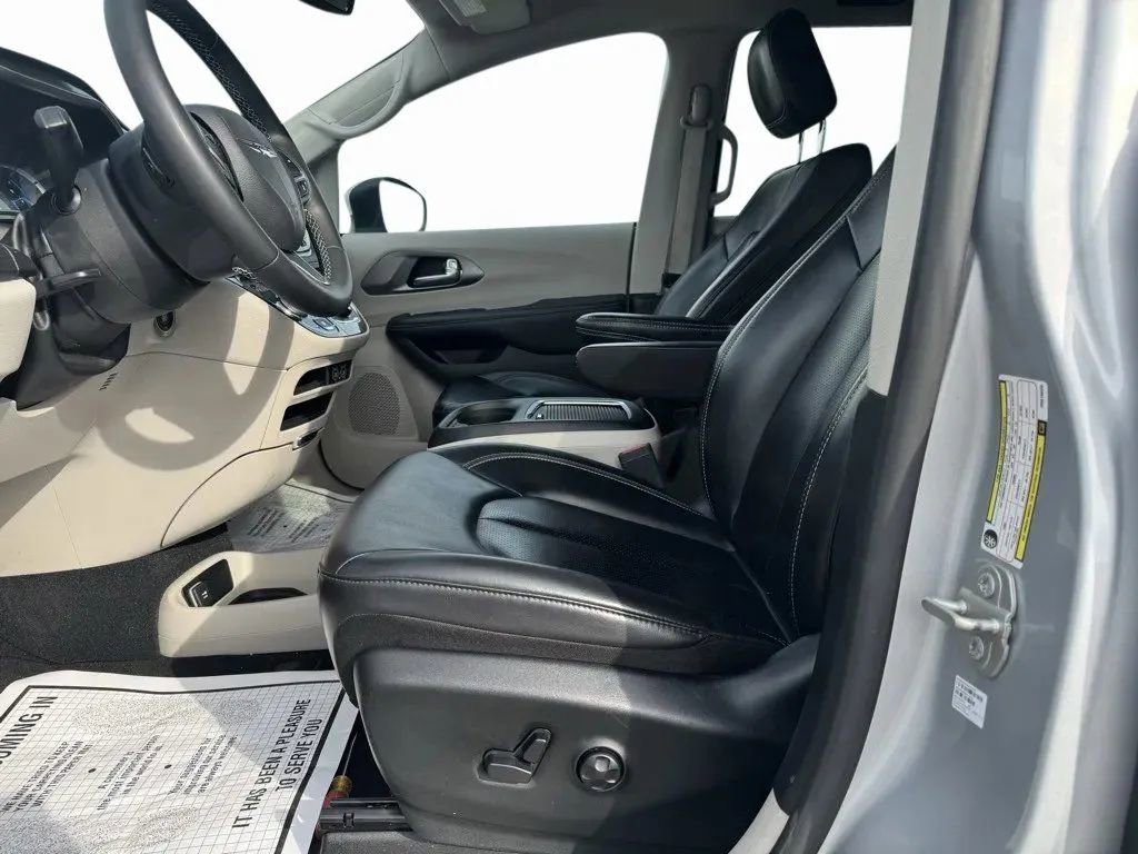 Used 2023 Chrysler Pacifica Touring-L image 9