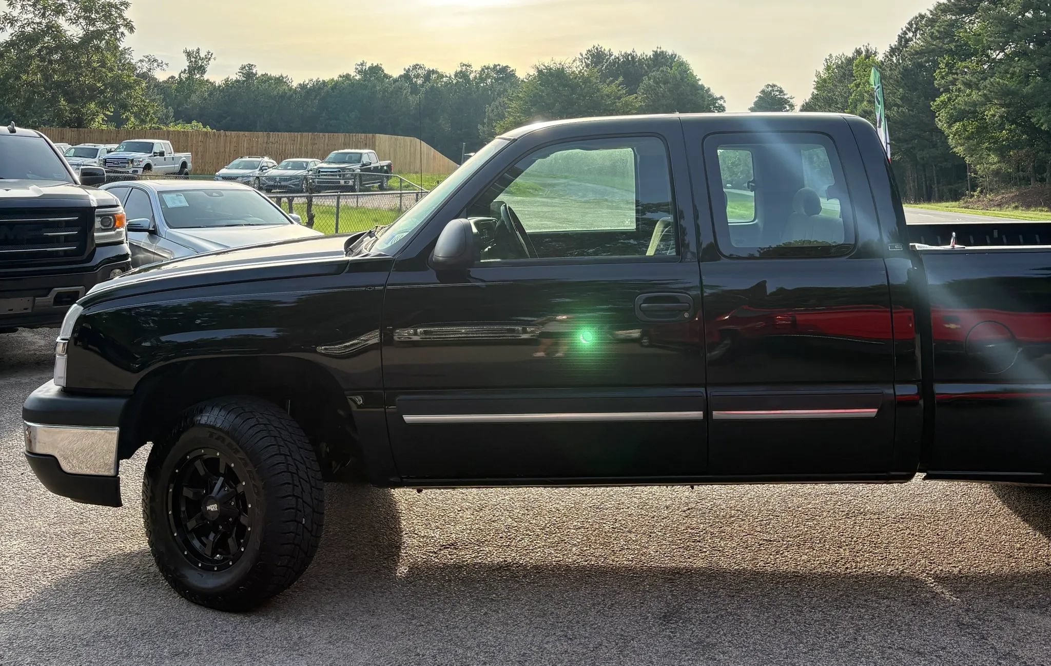 Used 2004 Chevrolet Silverado 1500 LS w/ Light Duty Power Package AWD/4WD image 4