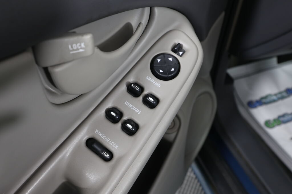 Used 2002 Oldsmobile Alero GL w/ Sun & Sound Pkg FWD image 30