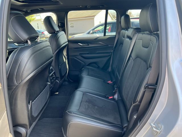 Used 2024 Jeep Grand Cherokee Altitude image 5