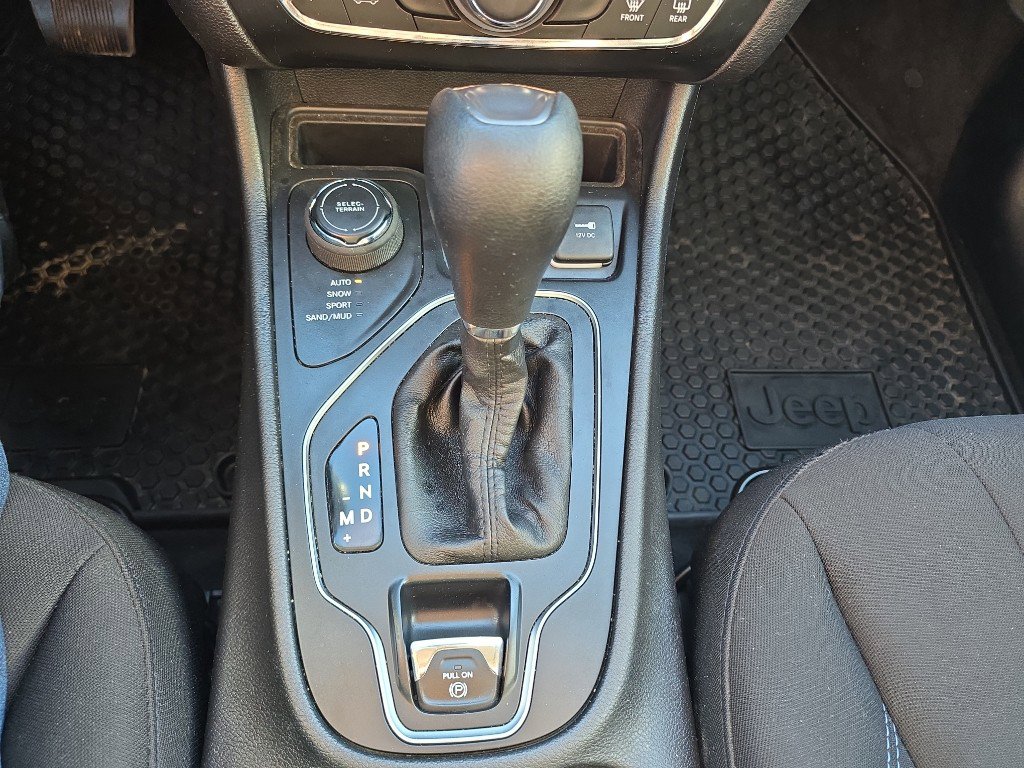 Used 2019 Jeep Cherokee Latitude w/ Cold Weather Group image 16