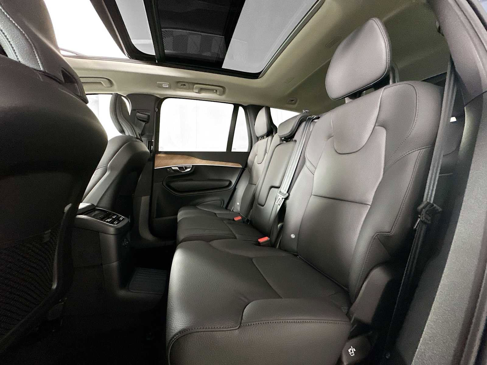 Certified 2025 Volvo XC90 T8 Plus w/ Protection Package Premier image 20